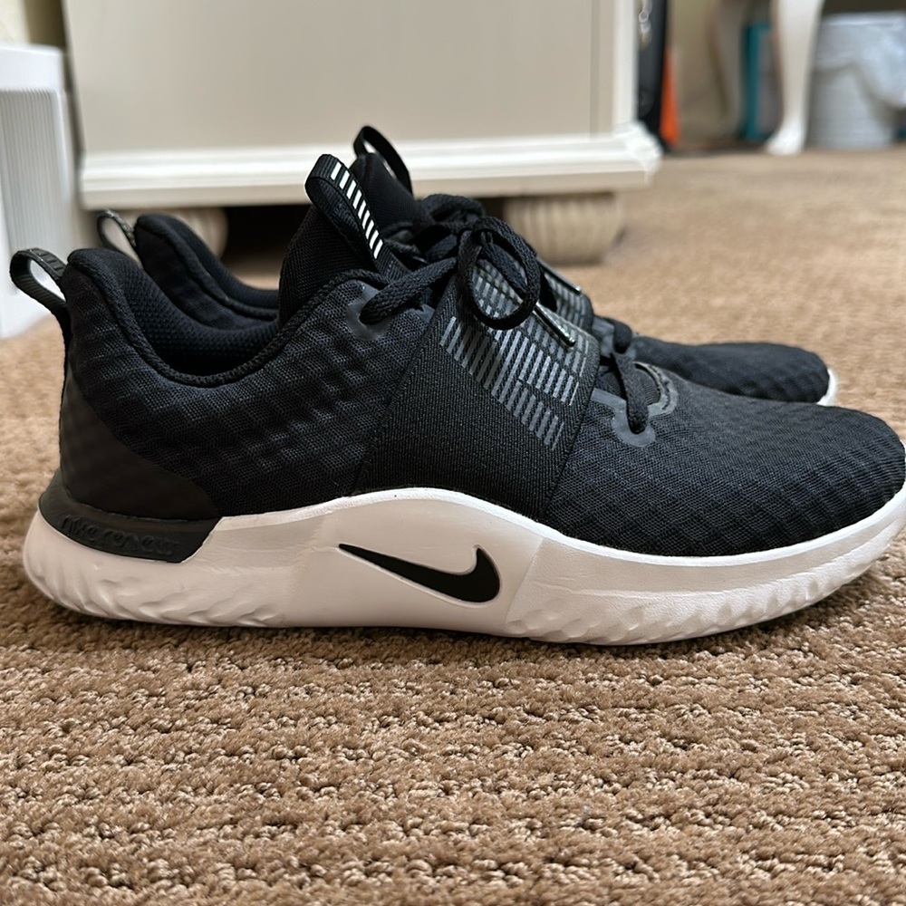 Black Nike TR9